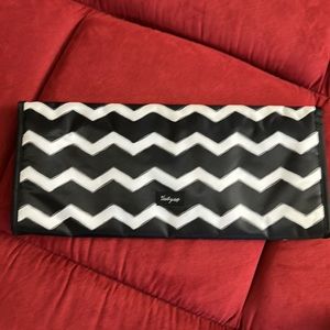 Thirty-one flat iron fold over in black and white chevron